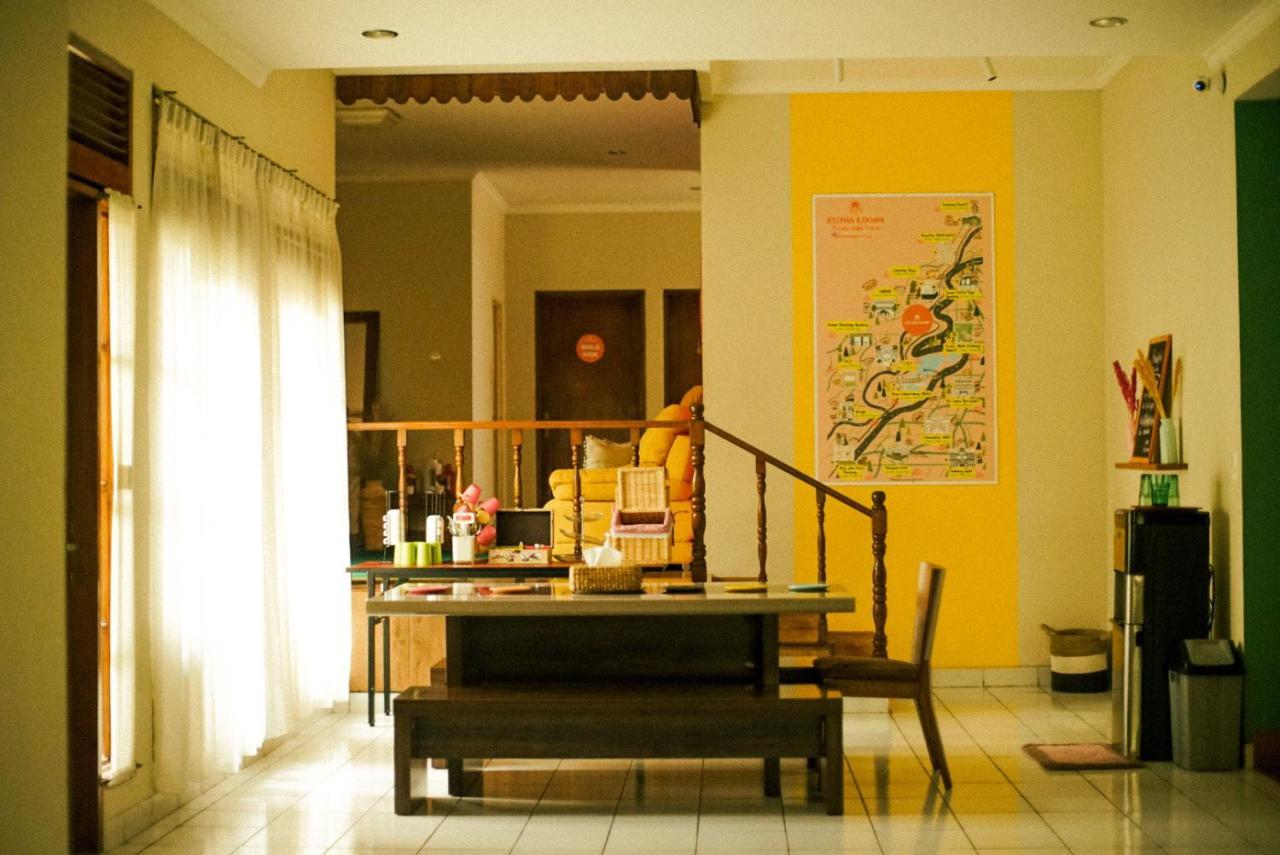 Bed and breakfast Roemah Renjana Bandung Extérieur photo