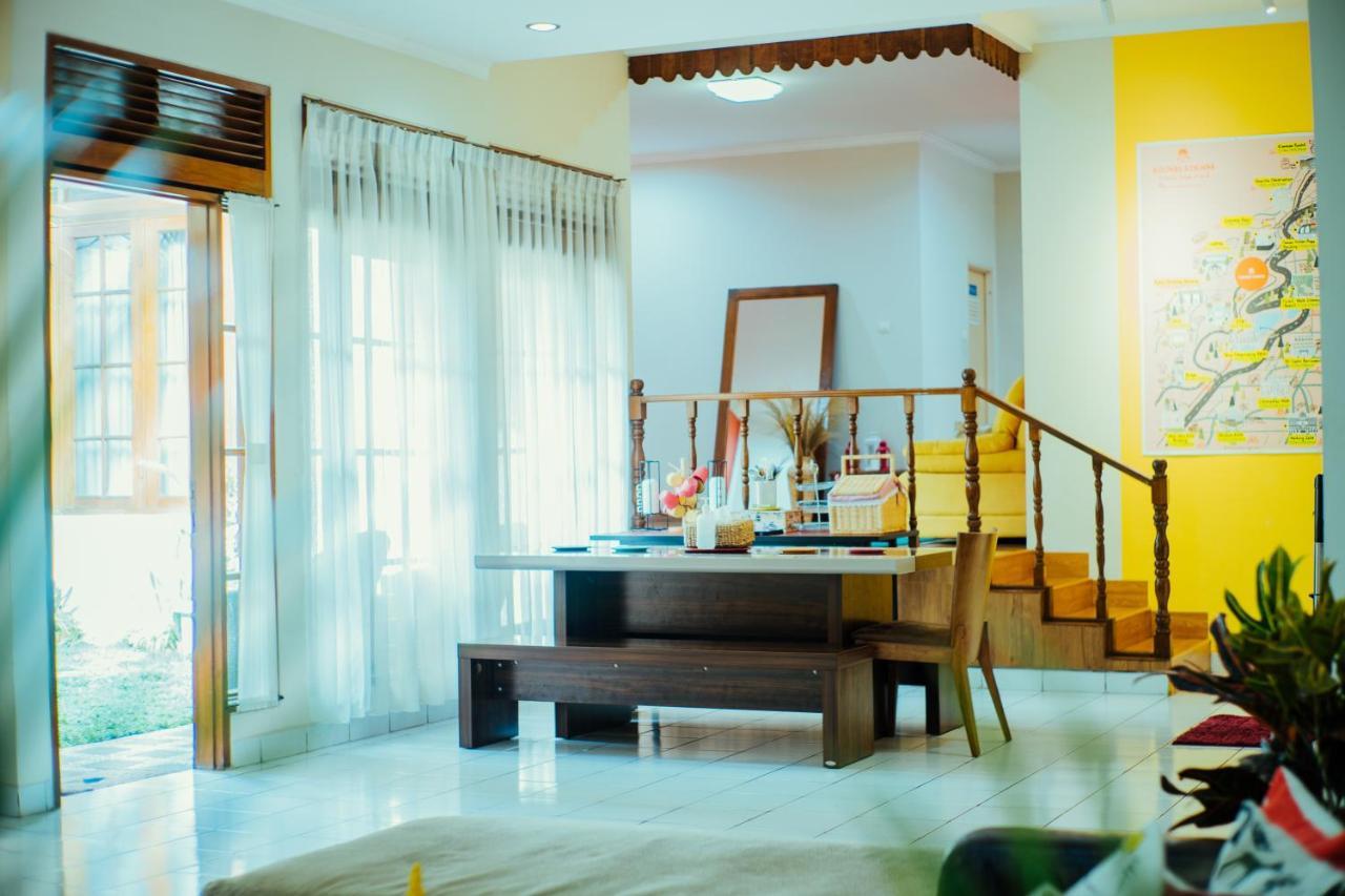 Bed and breakfast Roemah Renjana Bandung Extérieur photo