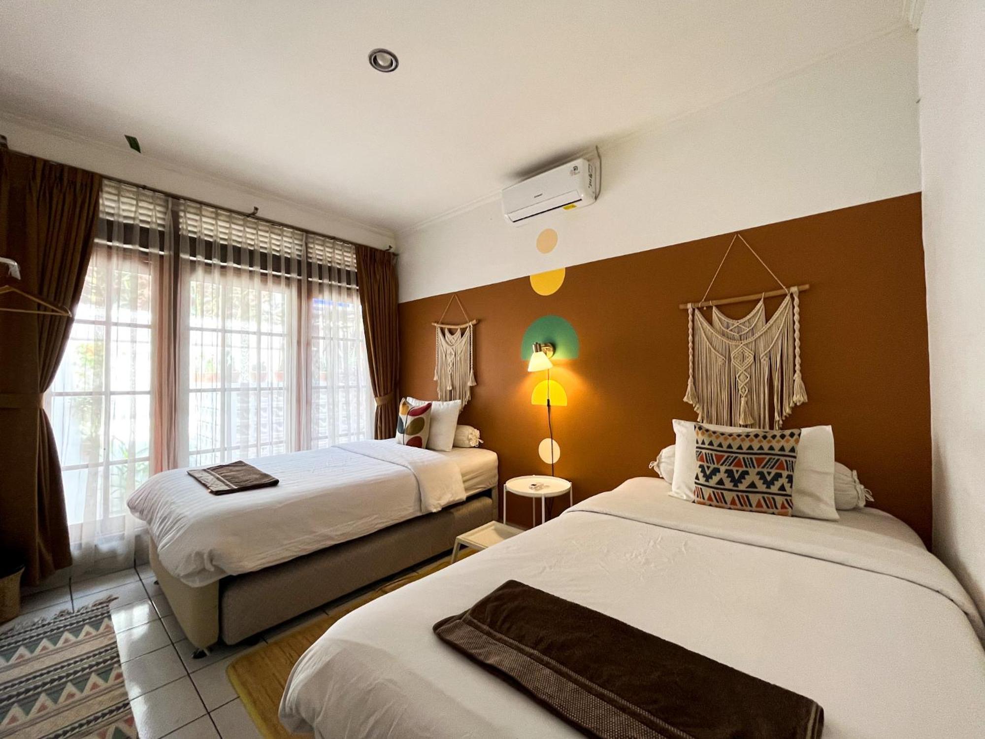 Bed and breakfast Roemah Renjana Bandung Extérieur photo