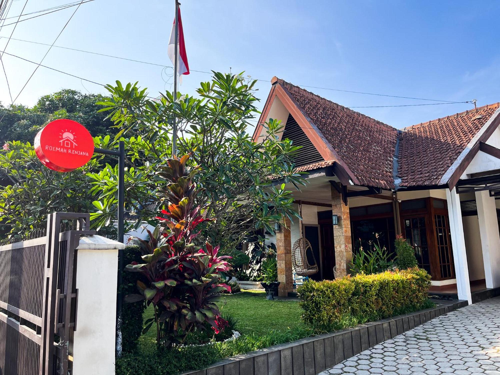 Bed and breakfast Roemah Renjana Bandung Extérieur photo